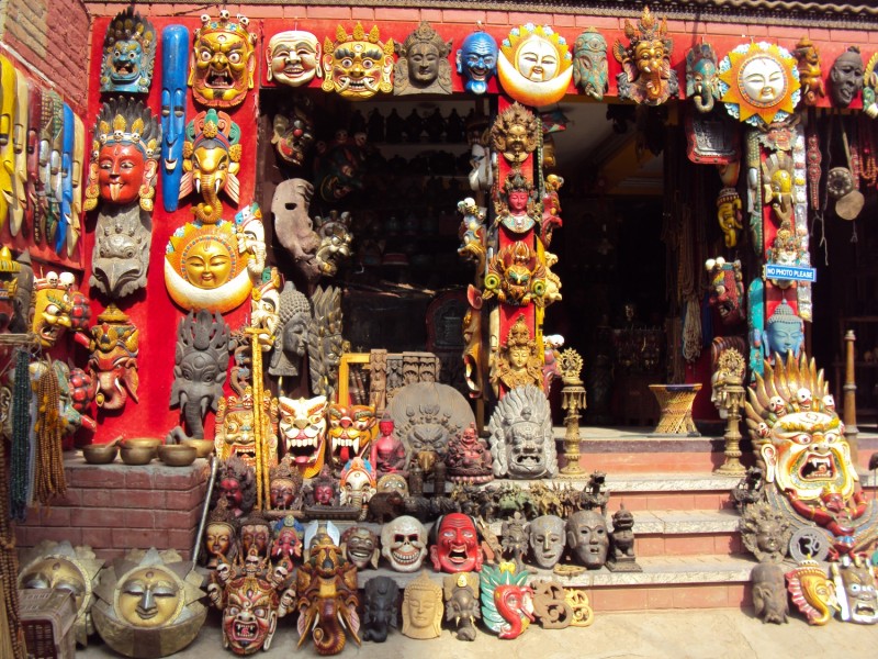 Isteni választék a bhaktapuri Durbar téren. A különböző mitologikus figurákat ábrázoló maszkokat és falidíszeket kínáló üzletek minden látványosság környékén megtalálhatók. Ezúttal maga az üzlet a látványosság.